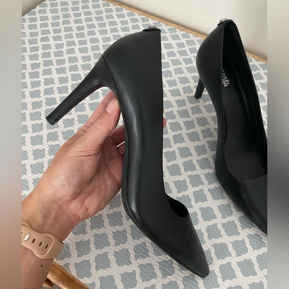Black Michael Kors Pointed Leather Heels “Dorothy Flex Pumps” - Picture 5 of 5